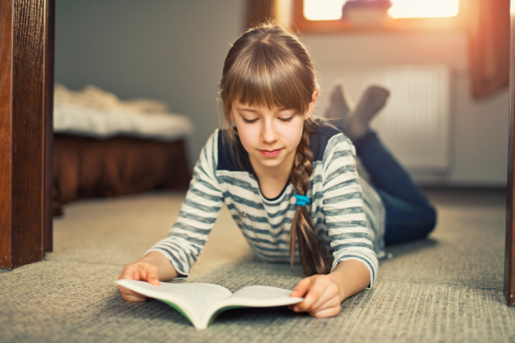 jente leser hjemme
