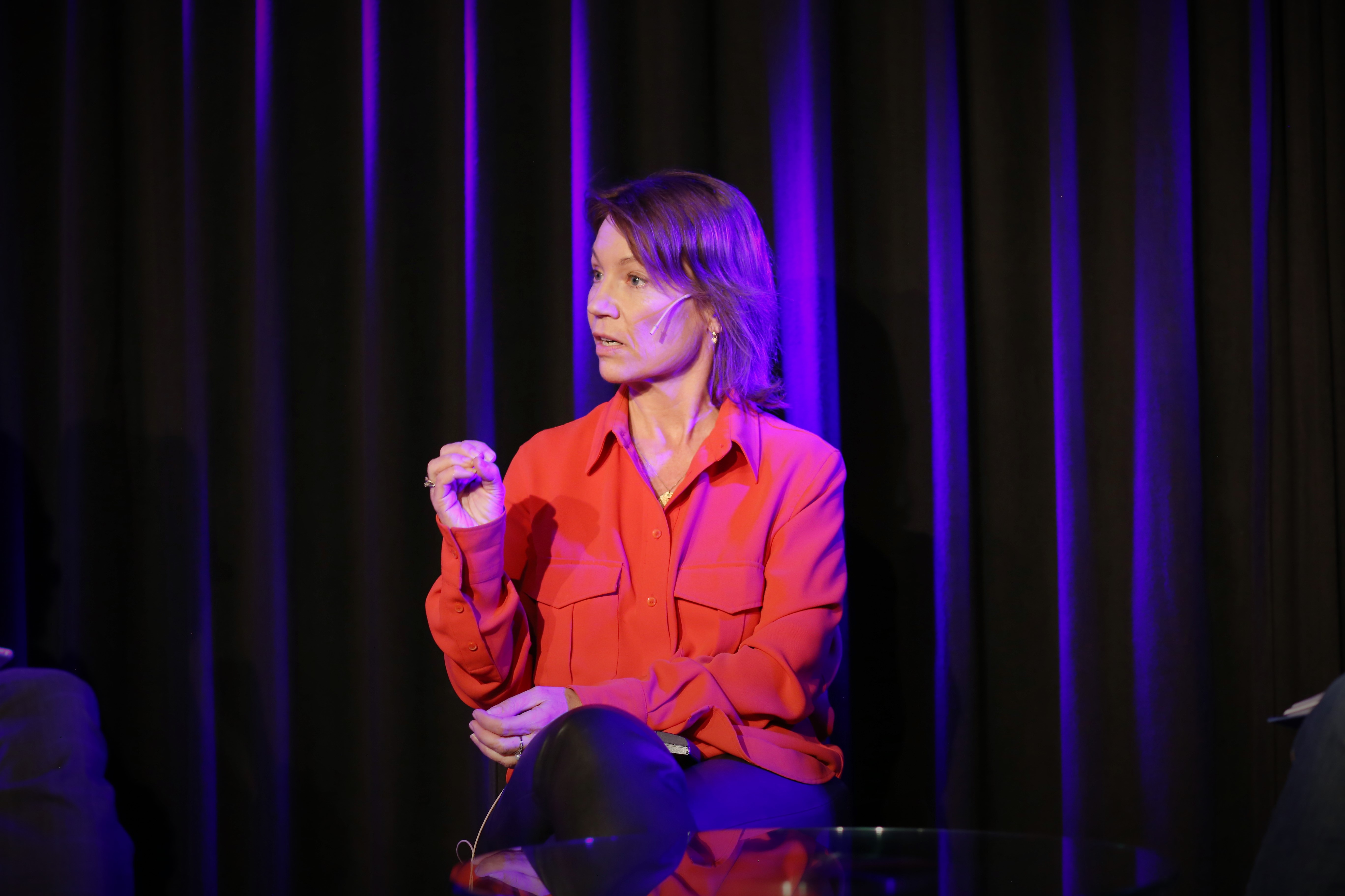 Aftenbladet-redaktør Kjersti Sortland sittende på en scene under debatt
