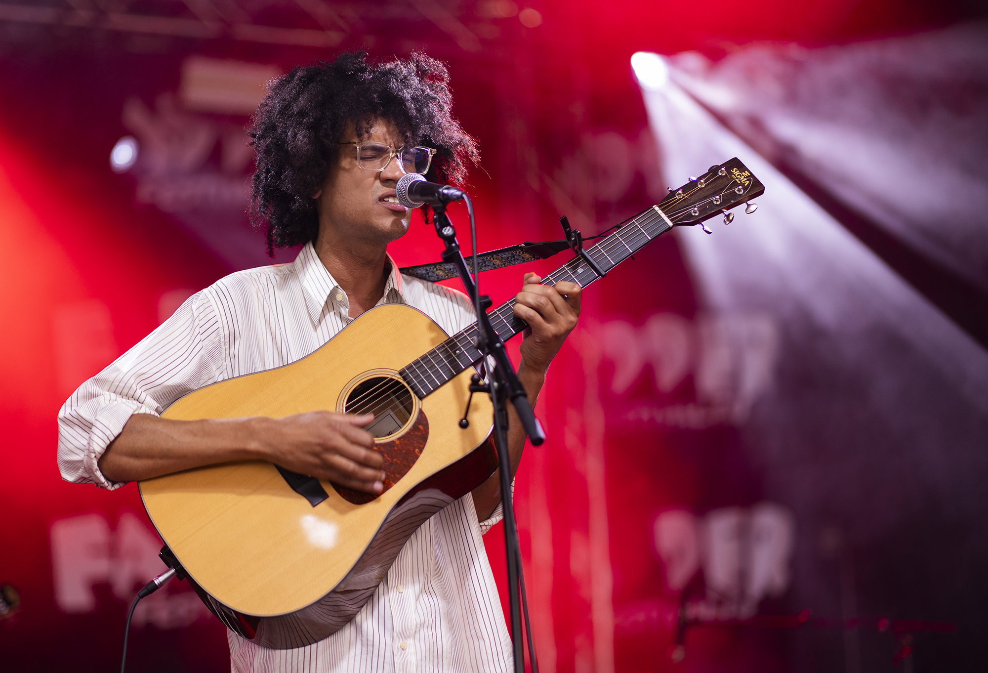 Artisten Beharie med gitar på scenen