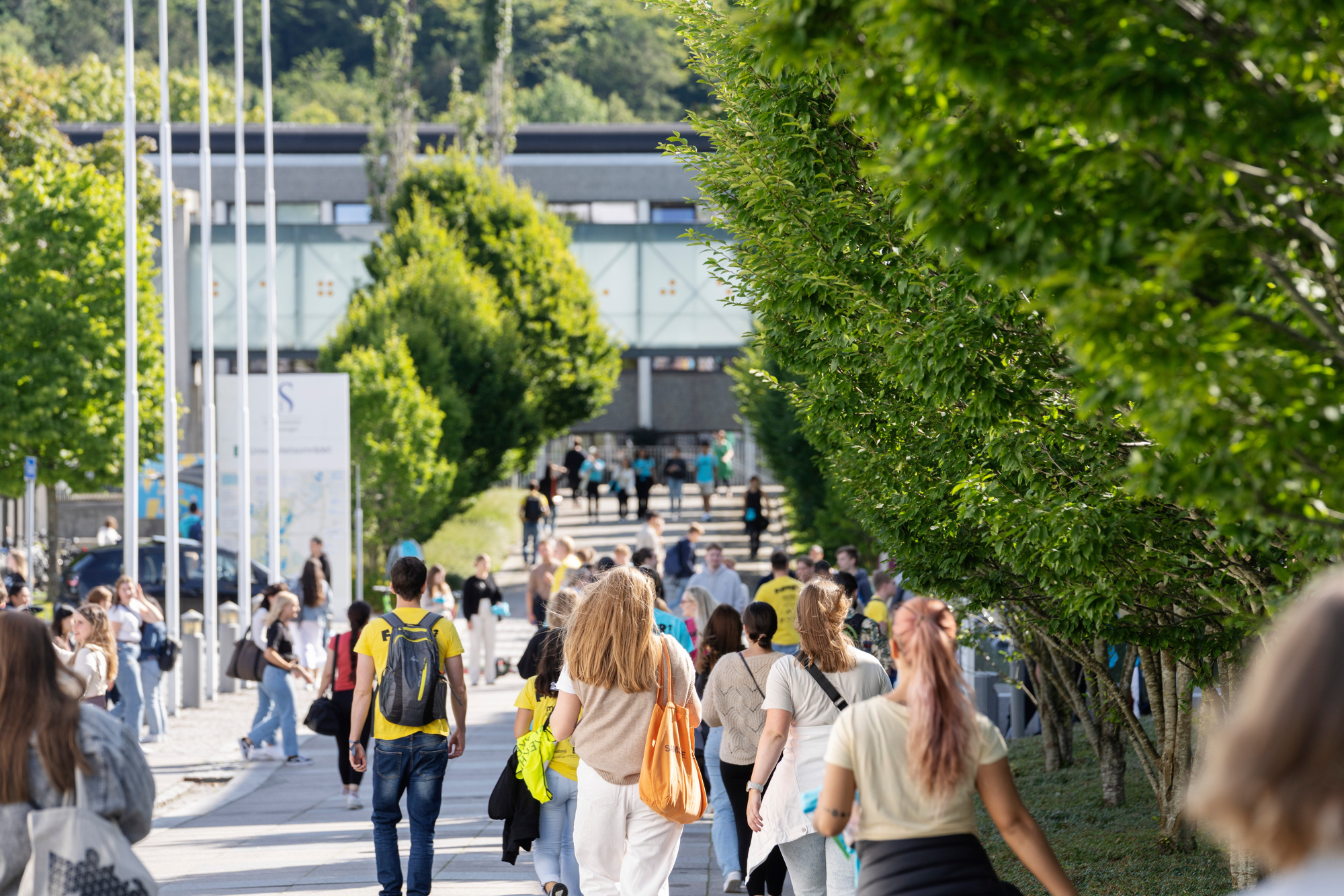 Studenter på campus 