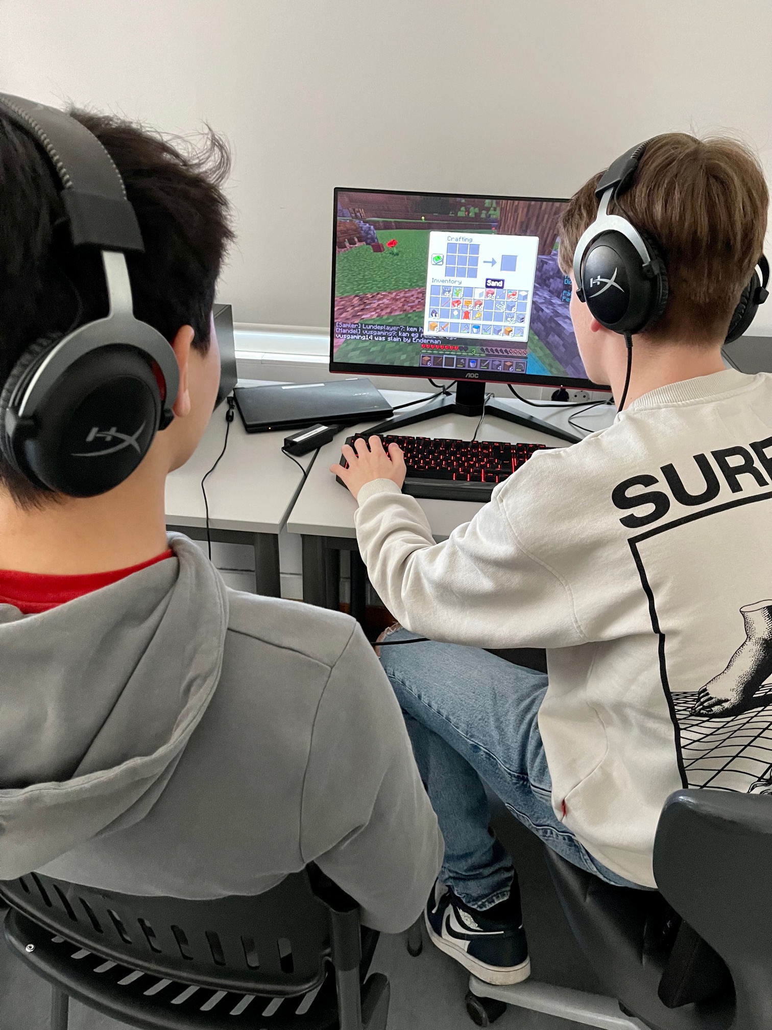 To elever som bruker dataspillet Minecraft på skolen. 