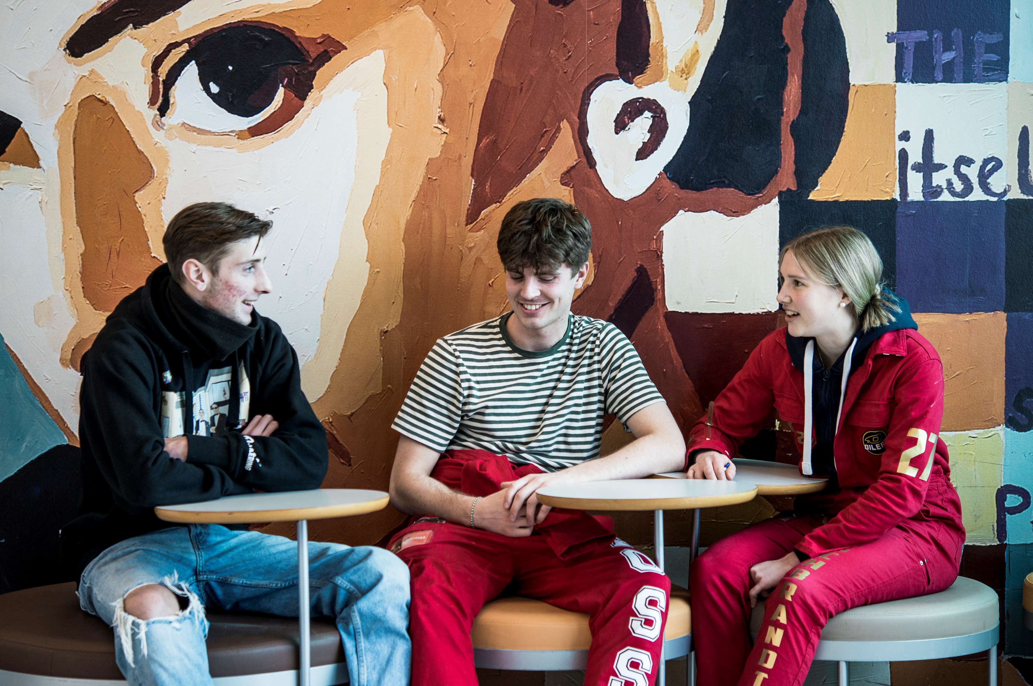 Elever ved universitetsskolen St. Svithun vgs i diskusjon i en historietime