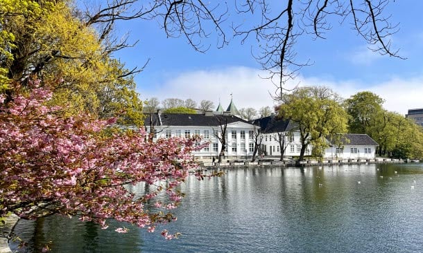 Breiavatnet i Stavanger om våren med Kongsgård i bakgrunnen.