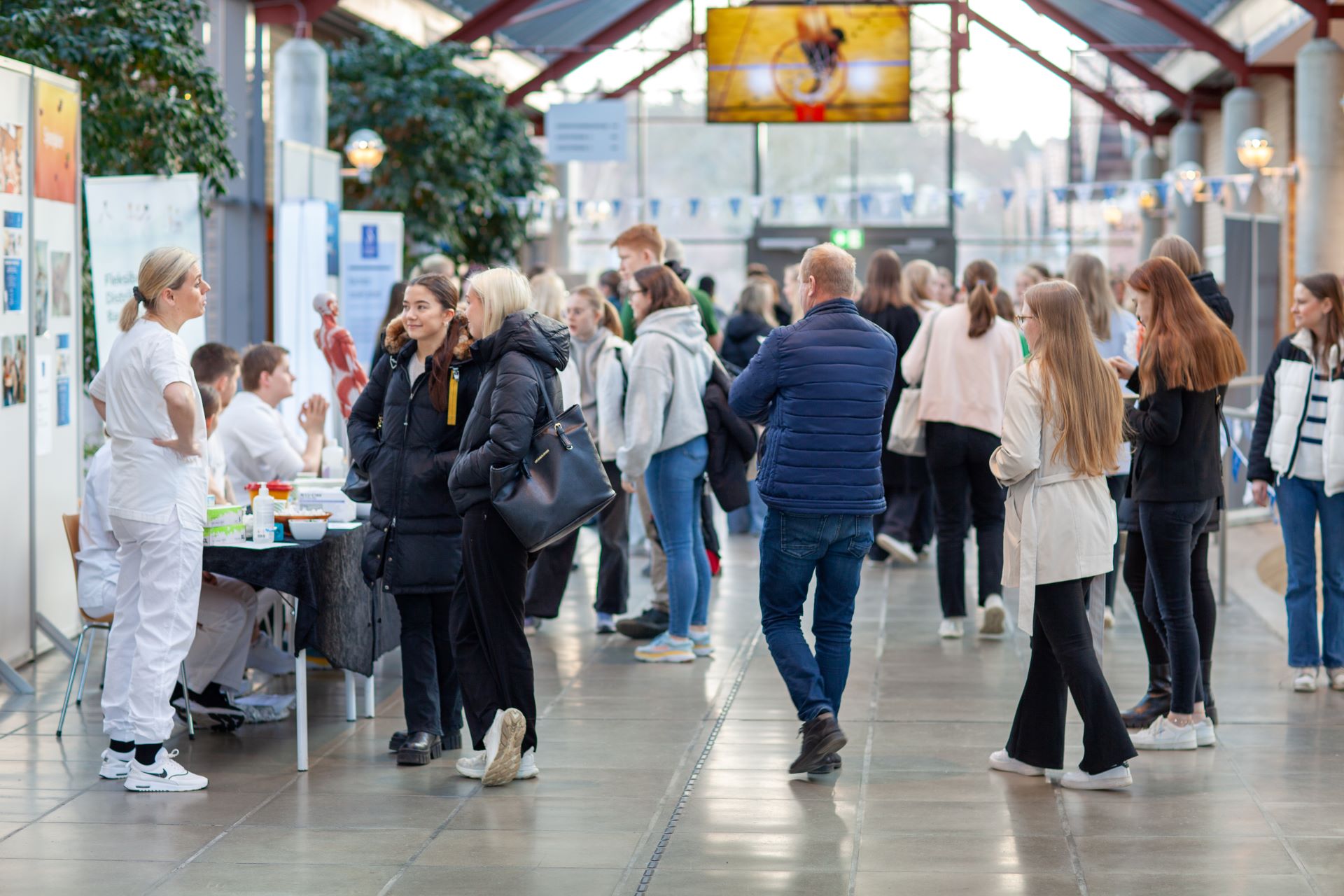 Personer går på stands