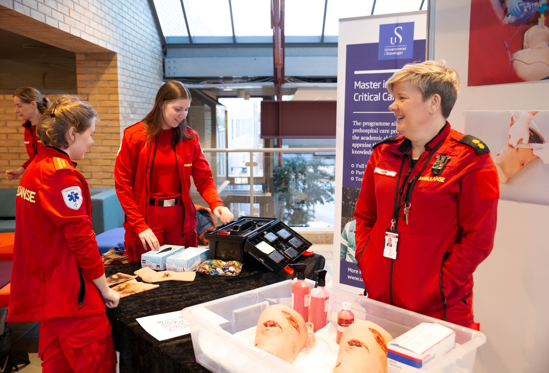 Personer i ambulanseuniform på stand