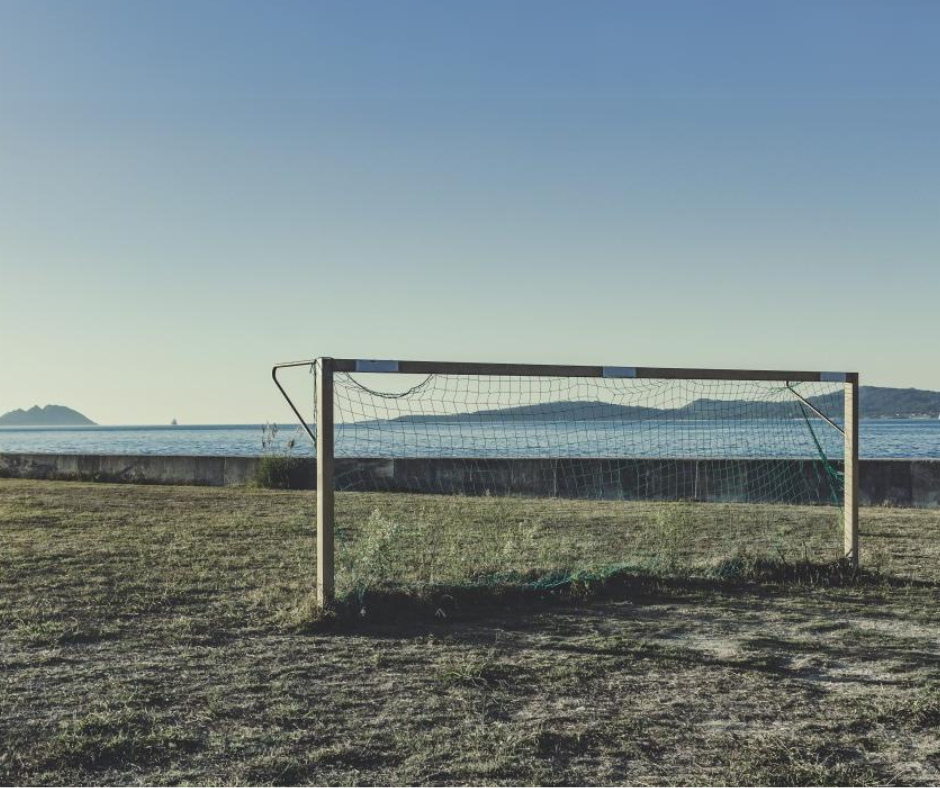 forlatt fotballmål ved kysten