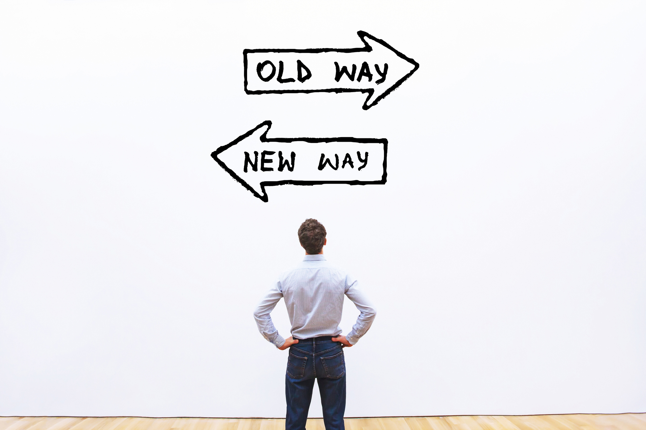Mann står ved to skilt hvor det står "old way" og "New way"