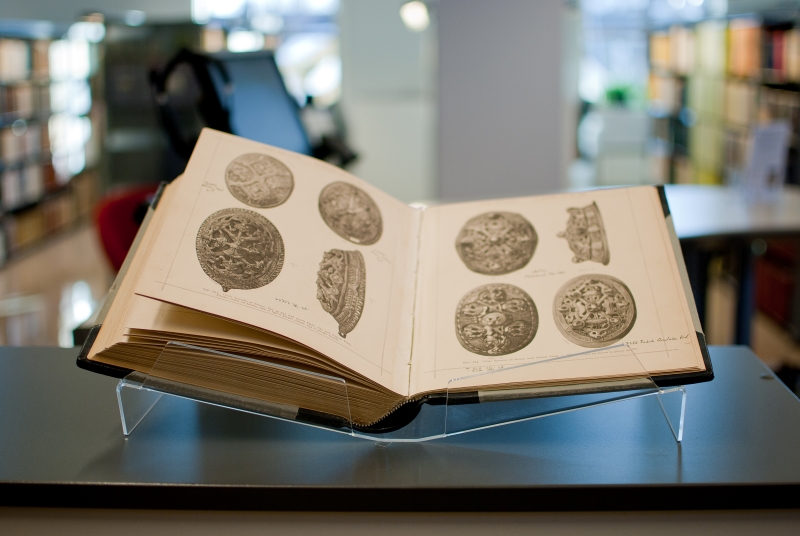 Åpen bok på display i et bibliotek