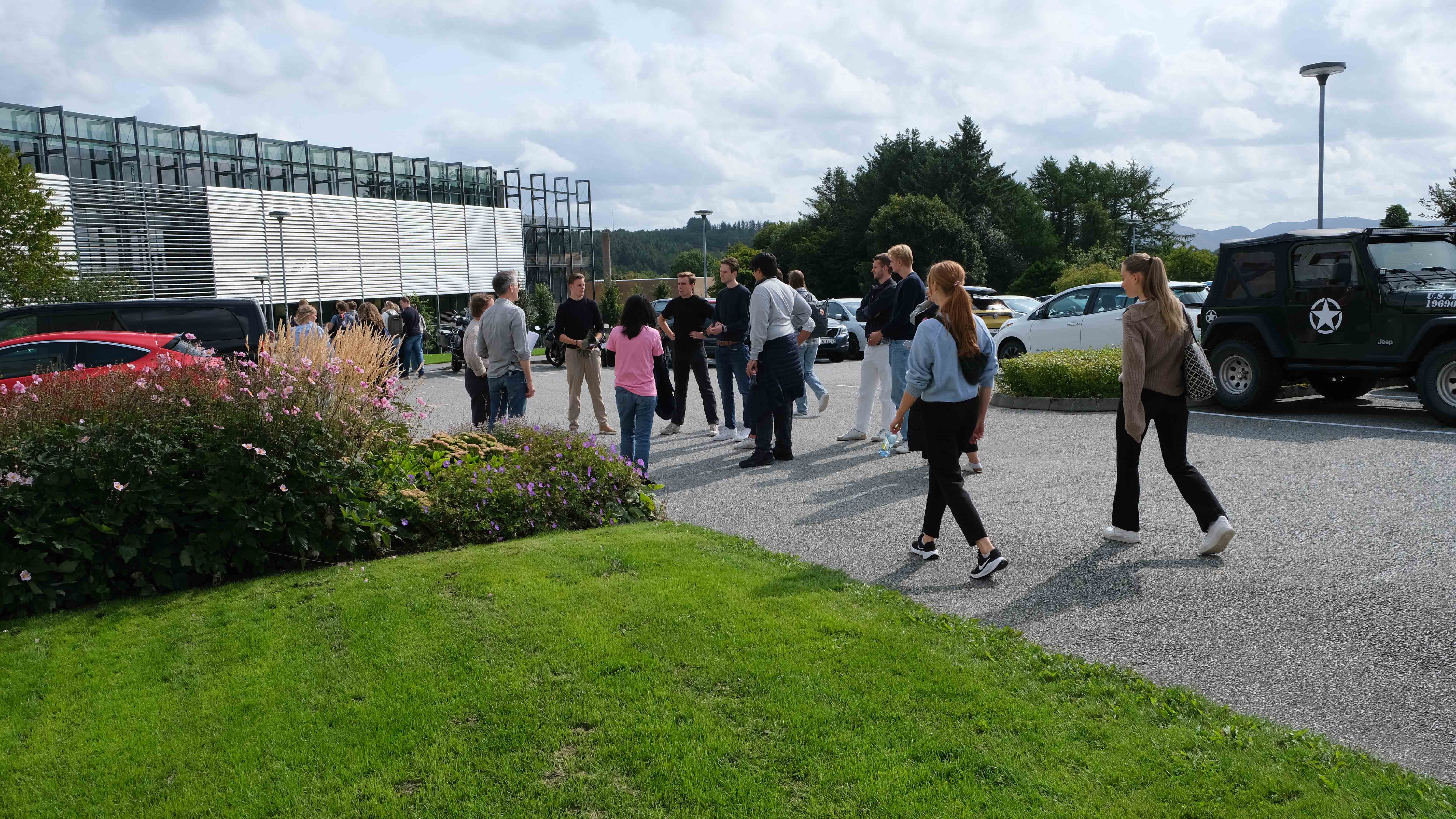 Studenter ute på parkeringsplass