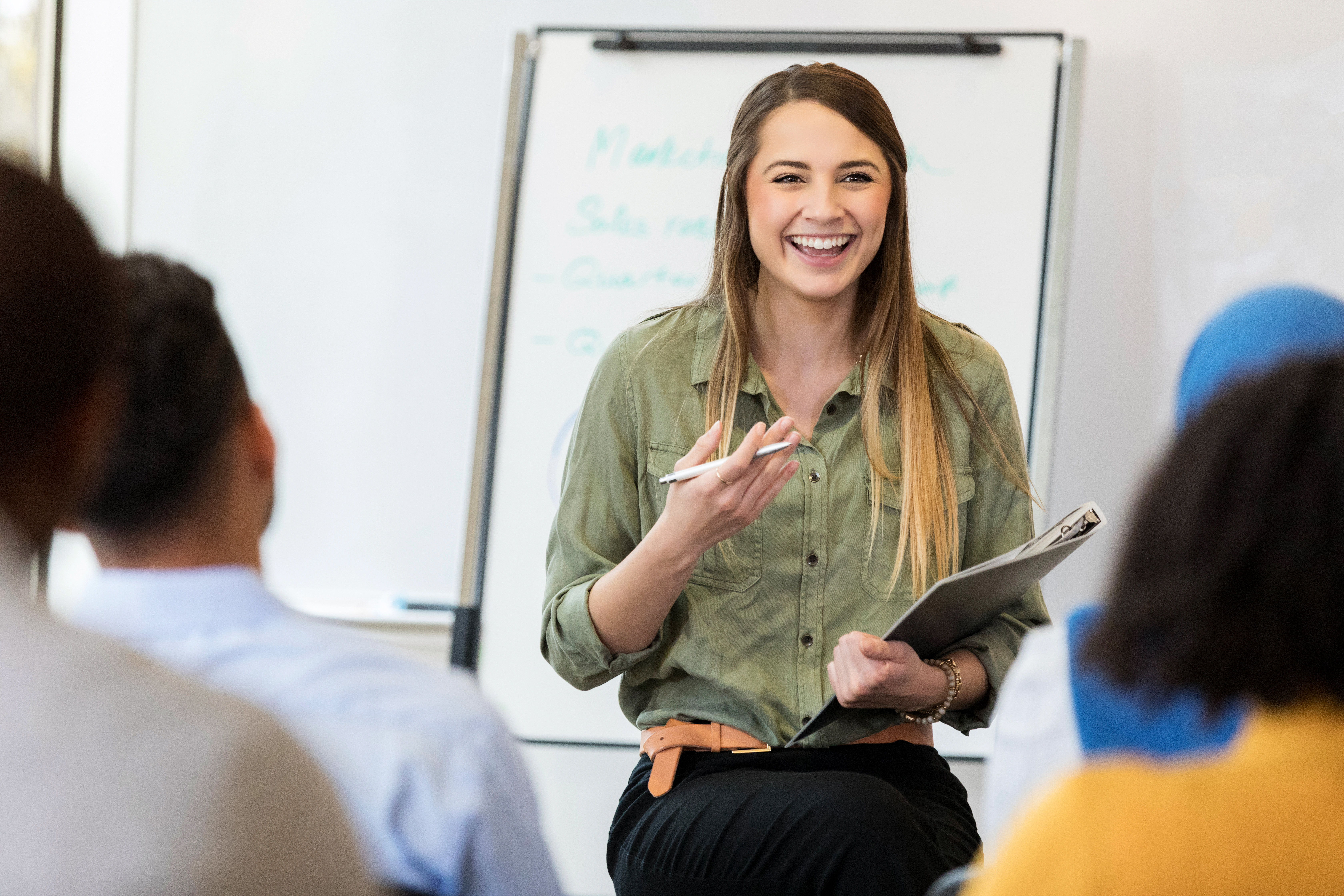 kvinne presenterer foran whiteboard