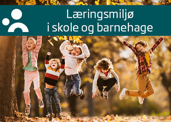 Profilbanner for podkasten Læringsmiljø i skole og barnehage, med logo, tittel og bilde av fem barn som hopper høyt i en skog med høstfarger.