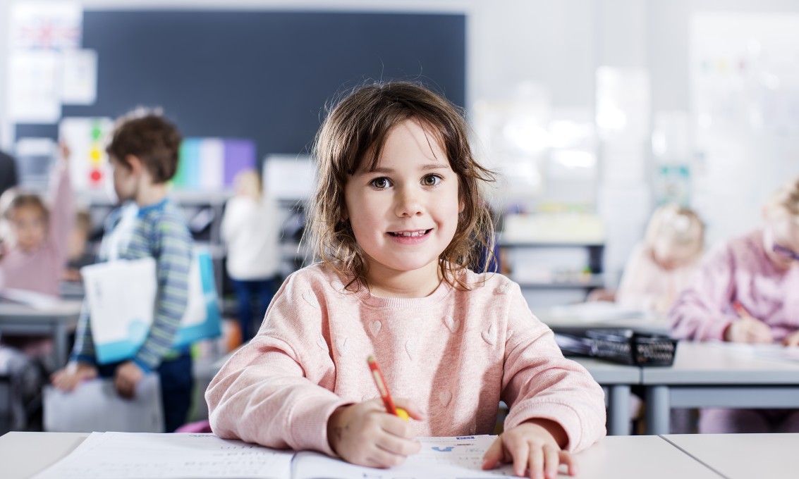 førsteklassejente i klasserom