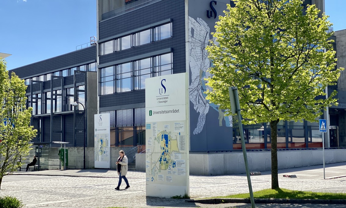 Campus Ullandhaug med Arne Rettedals hus i vårfarger.