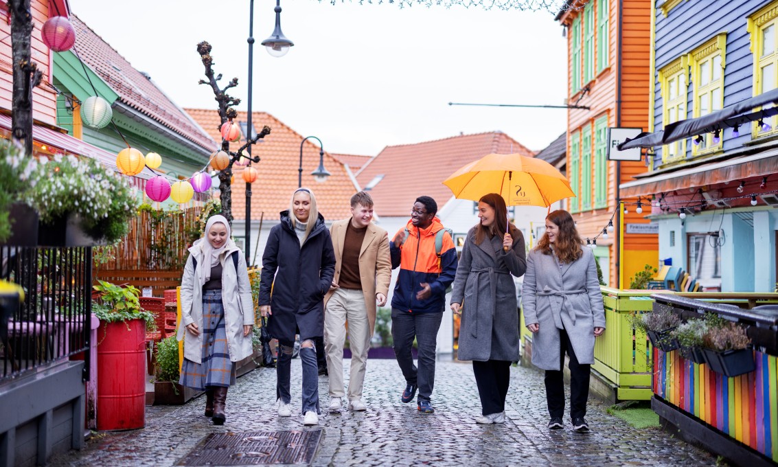 Studenter gående i Stavanger sentrum, fargegata