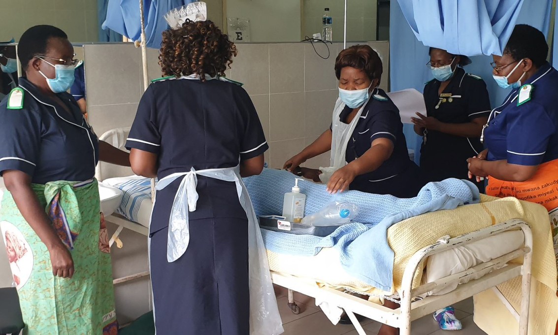 Helsepersonell i Malawi øver på behandling av pasient som ligger i en sykehusseng