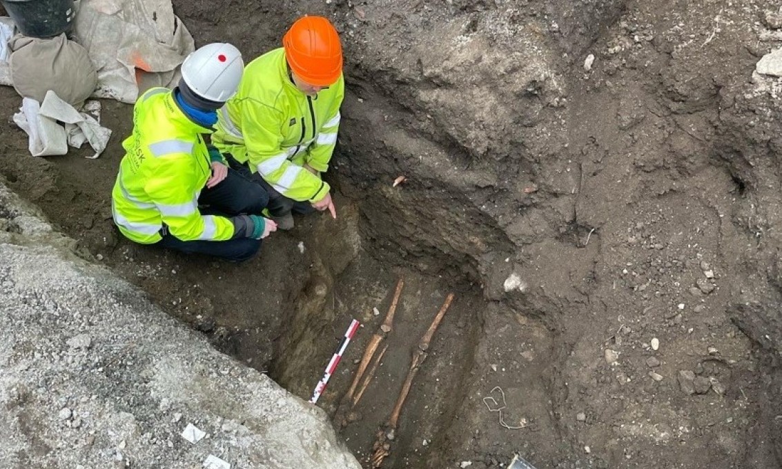 Under graving for å legge et rør i desember i fjor ble det oppdaget et skjelett som arkeologene antar at kan dateres tilbake til 1100-tallet. Dette skjelettet er nå inne til analyse. 