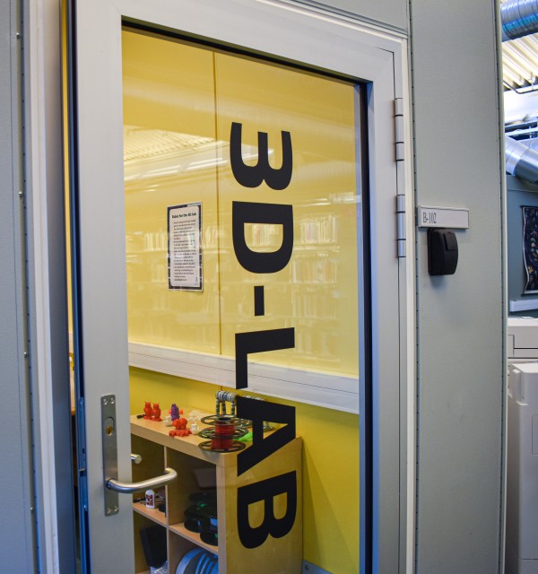 Døra inn til 3D-laben i biblioteket