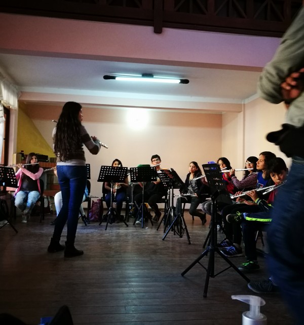 Cecilia inspirerer barn og unge i Bolivia til å lage musikk