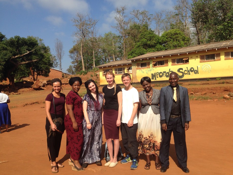 Bilder viser studenter i praksis Malawiske skole
