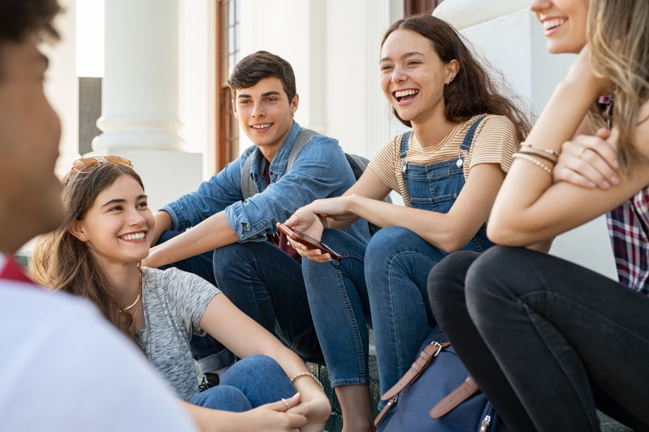 Studenter sitter i gruppe