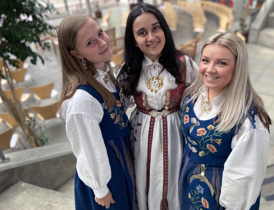 Tre kvinnelige studenter i bunad