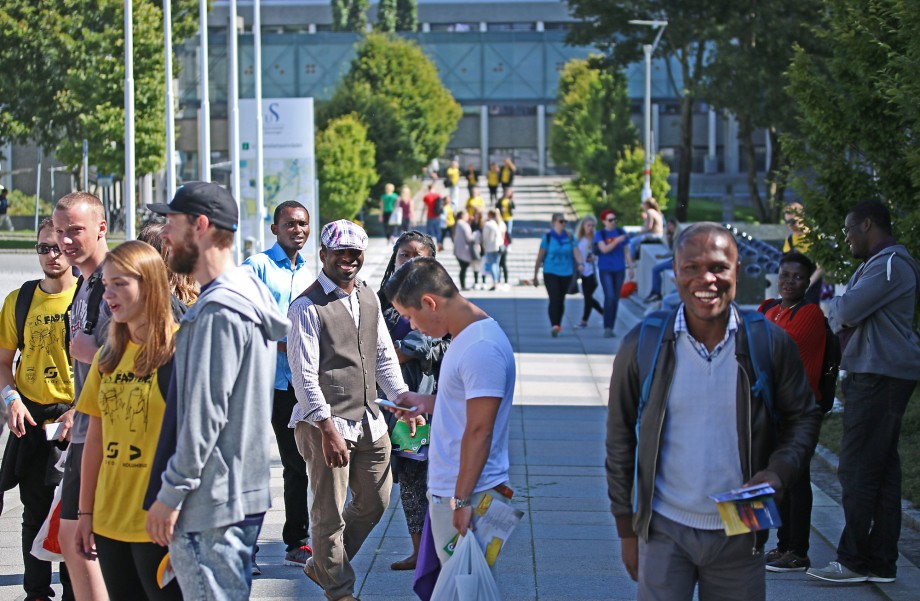 Studenter på campus