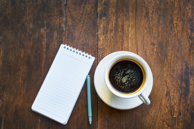 Notatblokk, penn og kaffekopp
