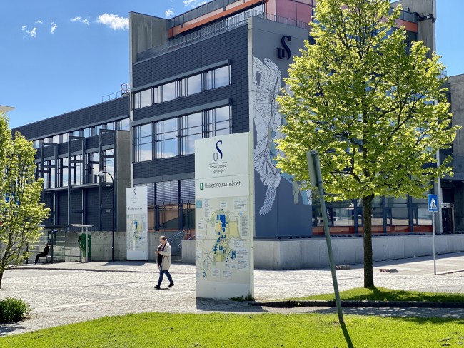 Campus Ullandhaug med Arne Rettedals hus i vårfarger.